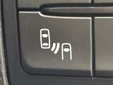 【ブラインドスポットモニタリング】走行中、ドアミラーの死角になりやすい箇所に後続車が接近するとサイドミラー付近に警告を表示、ドライバーに注意喚起をしてくれます。