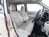 ■運転席シートです。座り心地を高めた座面構造となっておりますので、近場へのちょっとした移動やロングドライブ時など、どんな時でも快適なドライビングを楽しんでいただく事が可能です。