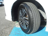 純正16インチアルミホイール装着です。。