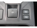 Xモード搭載。路面状況に応じてモードを選択するだけで、4輪の駆動力やブレーキなどを適切にコントロール。悪路からのスムーズな脱出をアシストします。