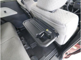 フロントシートの背面には便利なトレーを装備しています。車内での食事やドリンクを置くだけでなく、ノートPCやタブレットを使用するときにも活躍します。長時間のドライブや休憩時にも快適さを提供します。