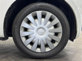 【純正ホイールキャップ】装備しております。クルマのオシャレは足もとから!外観にマッチしたデザインでビジュアルバッチリです。