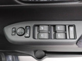 パワーウィンドウのスイッチです。 運転席に居ながら助手席の窓を開け閉めできるので便利ですよ。 ロック機能も付いてるので子供がイタズラして窓を開けるという事もできなくできますよ。