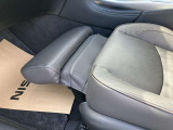 助手席はオットマン機構付きなので足を伸ばしてゆったり座れます。