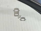 【ブラインドスポットインフォメーション】走行中、ドアミラーの死角になりやすい箇所に後続車が接近するとサイドミラー付近に警告を表示、ドライバーに注意喚起をしてくれます。