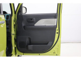 運転席ドア内側には、500mlペットボトルを収納できるスペースを設けています。季節を問わず水分補給は欠かせません。その手軽さを支える便利な収納です。