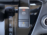 信号待ちなどでブレーキから足を離しても停車を維持してくれるオートブレーキホールド&スイッチを引き上げるだけでパーキングブレーキがかけられる電動パーキングブレーキ