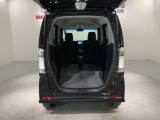 リア席を倒せば広々とした空間の出来上がり!床が低くフラットになり、天井までの高さがありますので積載が便利です。
