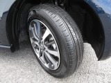 タイヤは ダンロップ エナセーブ 2025年製がついています。そして足元を精悍に引き締めるホンダ純正14インチアルミホイール、おしゃれは足元から、カッコイイですね!