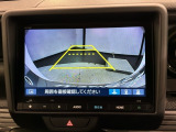 リバースギアに入れるだけで後方の表示へ切り替わります。夜間や雨の日の駐車も楽になりますよ。