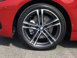 BMW純正18インチホイール。洗練されたデザインで、足元の個性を引き立てます。