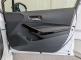 運転席ドア内張はご覧の通り。ドアポケットの収納もバッチリです