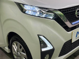 【LEDヘッドライト】悪天候や夜間走行時も良好な視界を確保し安心して運転できる高輝度LEDヘッドライトを装備!点灯速度が早く、消費電力も抑えられています。