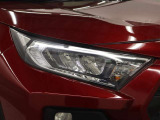 LEDヘッドライトには「オートマチックハイビームシステム」を搭載。夜間走行時にハイビームで走行可能と判断した場合、ロービームとハイビームを自動的に切り替え、前方視界確保をアシストします。