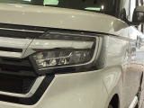 LEDヘッドライトは、点灯の瞬間から最大光量を発揮し、突然暗くなるトンネルなどでの安定感を高めます。