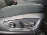 パワーシート搭載。微妙な調整が手軽にでき、ピッタリのポジションで運転することが可能です。