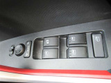 電動格納式ドアミラーがカギの開閉で格納したりします。
