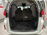 3列目シートを跳ね上げればラゲッジスペースを更に広く使えます。