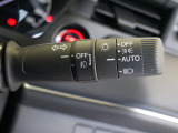 【オートライト】車外の明るさに応じて、自動的にライトの点灯・消灯をしてくれます。トンネルが続くような道でも、スイッチを操作する必要がありません。消し忘れの心配もありません。