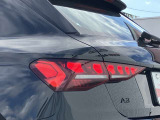 視界を鮮明に照らすだけでなく、対向車への配慮と最適な視界を両立し、ダイナミックインジケーターの流れるような輝きが、夜の街並みに先進性と知性を描き出します。