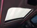 【サンルーフ】開放感たっぷりの希少装備、サンルーフが装着されています!車内に明かりを取り入れたり景色を楽しむ以外にも、車内の空気も簡単に換気できて快適です!