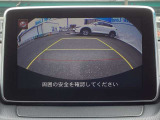 カラーで後方映像をモニターに映し出してくれるので、ショッピングモールのような狭い駐車場であったとしても障害物を見つけ、楽々駐車することができますね。