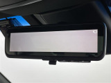 【デジタルインナーミラー(トヨタ)】車両後方カメラの映像をルームミラーに映すことが出来ます。 そのため、後席に人や荷物があって後方が見えづらい場合でもしっかり視界を確保することが出来ます。