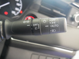 【オートライト】車外の明るさに応じて、自動的にライトの点灯・消灯をしてくれます。トンネルが続くような道でも、スイッチを操作する必要がありません。消し忘れの心配もありません。