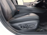 パワーシート搭載。微妙な調整が手軽にでき、ピッタリなポジションで運転することが可能です。