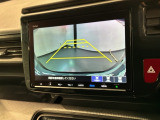 リバースギアに入れるだけで後方の表示へ切り替わります。夜間や雨の日の駐車も楽になりますよ。