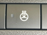 【ステアリングヒーター】冬場に冷たくなりやすい革巻きステアリングを、スイッチ一つで素早く適温に!エアコンよりも早く温まってくれるので、寒い日の運転も快適になりますね♪