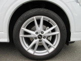 全車両に標準装備の純正アルミホイールは、純正ならではのバランスの良いデザインと、走行安定性をお楽しみ頂けます。