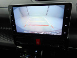 後退時に車両の後ろ側をモニター画面に表示します。車庫入れなどでバックする際に後方確認ができて便利です。車庫入れが苦手な人もこれで安心。