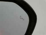ブラインドスポットモニターです。走行中、ドアミラーでは確認しにくい後側方の車両を検知し、注意喚起をしてくれるので車線変更も安心です。