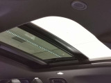 スライディング式パノラミックルーフ「後席まで広がるパノラミックルーフは遮るものがなく、開放的な車内空間を提供致します。」