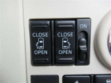 電動スライドドアのスイッチです。車内からもスイッチひとつでラクにドアの開閉できますよ♪