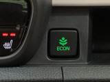 ECON モードをON にするとアクセルペダルの動きに対するエンジンの反応とエアコンの制御を切り換えることで、燃費のいい運転をするドライバーがペダルを踏んだ時と同じようにエンジンを制御します。
