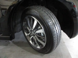タイヤは ヨコハマ ブルーアース  2025年製がついています。 そして足元を精悍に引き締めるホンダ純正14インチアルミホイール、おしゃれは足元から、カッコイイですね!