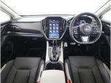 ■視界良好で運転しやすいコックピットです。シンプルで操作性の良いインパネ回りにデザインされ、SUBARUは安全性能に徹底的にまでこだわった視界設計を行っています。