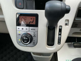 オートエアコン付き♪温度調整、風量調整も自動でしてくれますから、車内はいつも快適空間でございます!想像以上に便利な装備なんですよ☆