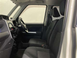 高いホールド性で運転姿勢が安定します。長距離ドライブでも疲れにくいのが魅力です。快適なドライビングライフをお送りください♪