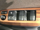 パワーウィンドのスイッチです。運転席に座りながら、助手席や後席の窓を開け閉めできるので大変便利ですよ。