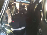 後部座席は足元が広くゆったり乗って頂けます。
