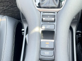 シフトレバー下に電子パーキングのスイッチやブレーキホールドのスイッチ等がついています。