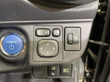 【電動格納ミラー】運転席のスイッチで、ドアミラーの開閉や角度の調整ができます。