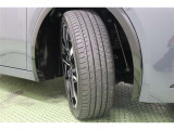 タイヤサイズはハイスペックな 195/50R19。スポーティかつダイナミックなデザインのプラグインハイブリッド車専用アルミホイールを装着しています。