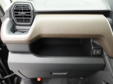 インパネ部分にも小物が置けます。