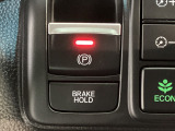 指先の操作でパーキングブレーキの「作動と解除」が行うことができる装備。ブレーキペダルから足を離しても停止し続けてくれるオートブレーキホールド機能。信号待ちなどの際には便利。ECO運転で低燃費走行♪