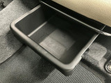 【シートアンダートレイ】助手席シート下にはトレイが装備!サンダルなどの収納に便利です☆