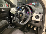 運転席になります。